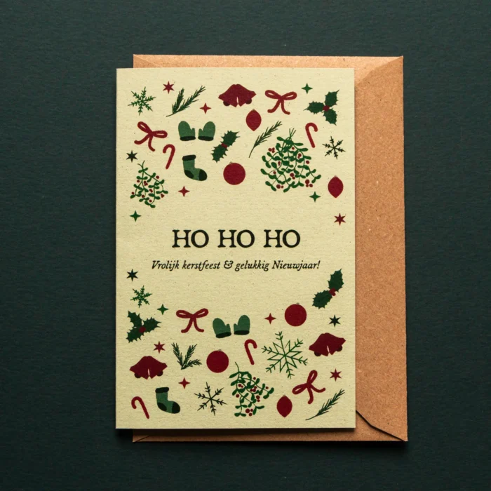 Kerstkaart Vrolijke kerstelementen met de tekst HO HO HO Vrolijk kerstfeest en gelukkig Nieuwjaar. De tekst wordt omringd door feestelijke illustraties in groen en rood, namelijk strikjes, dennentakjes, sterretjes, maretakjes, sokken, handschoenen, klokjes sneeuwvlokjes, hulst en kerstballen.