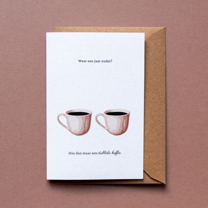 Verjaardagskaart dubbele koffie met illustratie van twee tassen met zwarte koffie erin en de tekst: 'Weer een jaar ouder? Doe dan maar een dubbele koffie.'