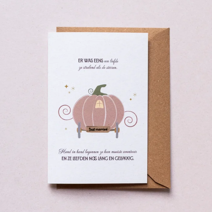 Huwelijkswenskaart Pompoenkoets met illustratie van een pompoen afgbeeld als koets (met wielen eronder) en een houten nummerplaat 'Just married'. De tekst op het kaartje luidt: Er was eens een liefde zo stralend als de sterren. Hand in hand begonnen ze hun mooiste avontuur en ze leefden nog lang en gelukkig.'