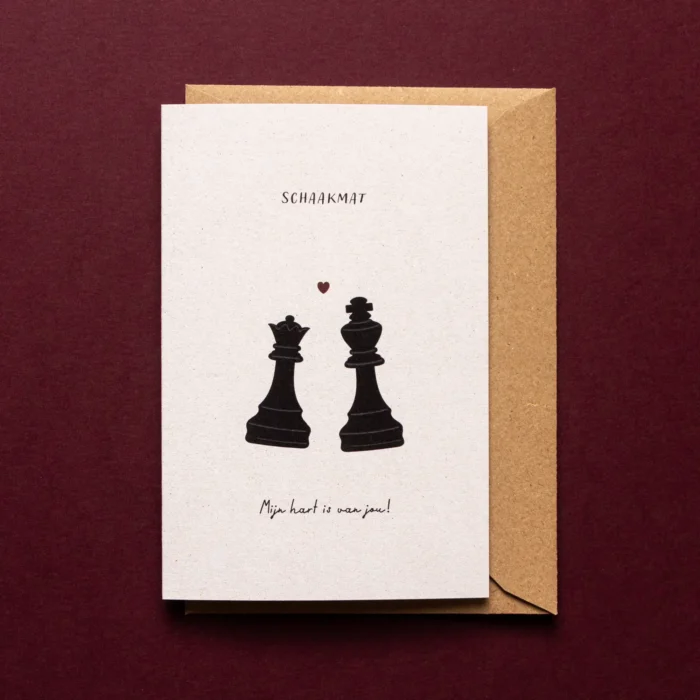 Romantische liefdeswenskaart Schaakmat met illustratie van een zwarte koning en koningin uit een schaakspel met een klein rood hartje en de tekst: 'Schaakmat, mijn hart is van jou!'.