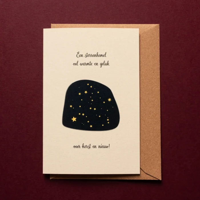 Kerstkaart Sterrenhemel voor kerst en nieuw met illustratie van een donkere sterrenhemel met oplichtende sterren en een man. De tekst luidt: Een sterrenhemel vol geluk voor kerst en nieuw.