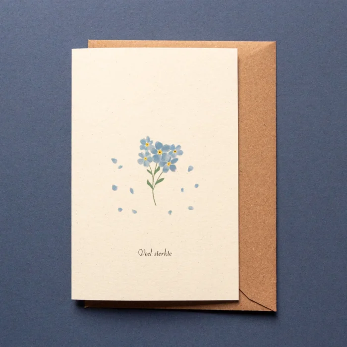 Rouwkaart Vergeet-me-nietje met illustratie van blauwe vergeet-me-nietjes, omringd door dwarrelende bloemblaadjes. Eronder de tekst: 'Veel sterkte'.