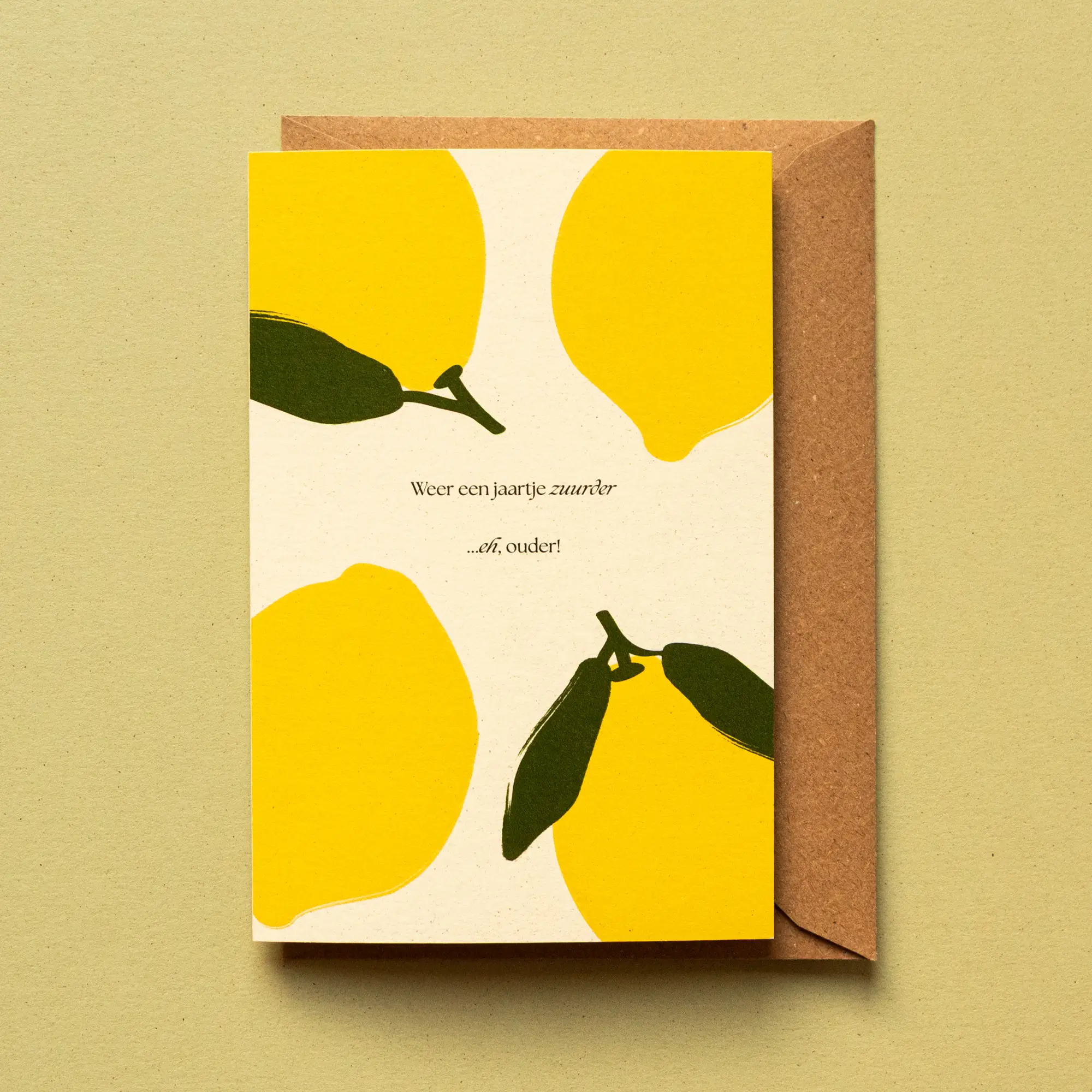 Verjaardagskaart met de tekst Weer een jaartje zuurder... eh, ouder en een illustratie van vier citroenen rondom de tekst.