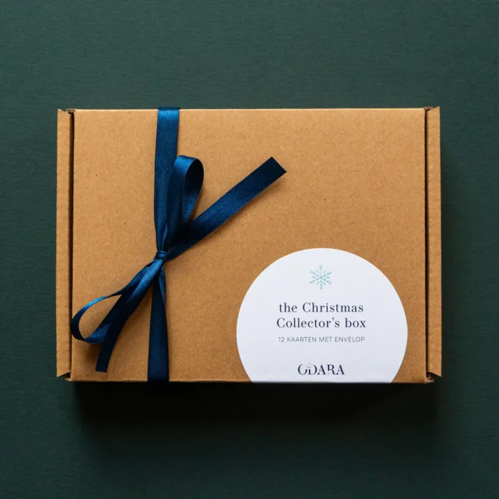 Kaartenset The Christmas Collector's Box verpakt in een kartonnen doosje met satijnen strik eromheen.
