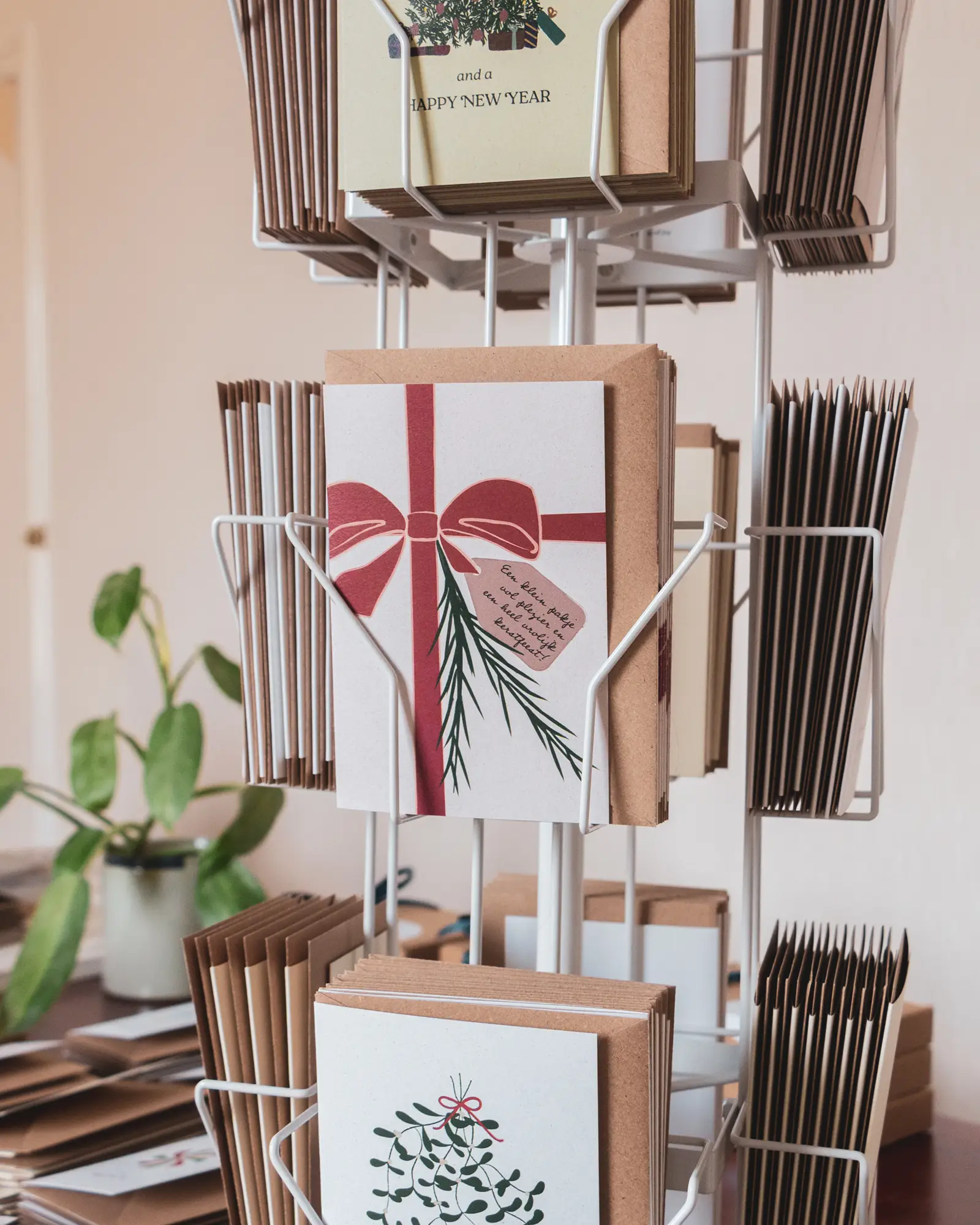 Kaartenmolen met kerstkaarten van ODARA in ODARA studio