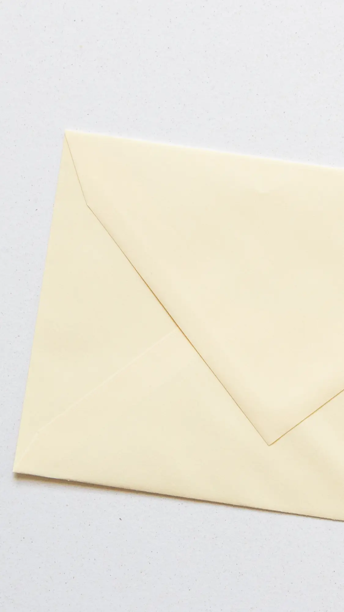 Envelop in de kleur Crème in papiersoort Trophée.
