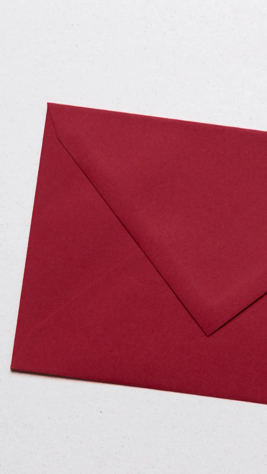 Envelop in de kleur Kersenrood in papiersoort Trophée.