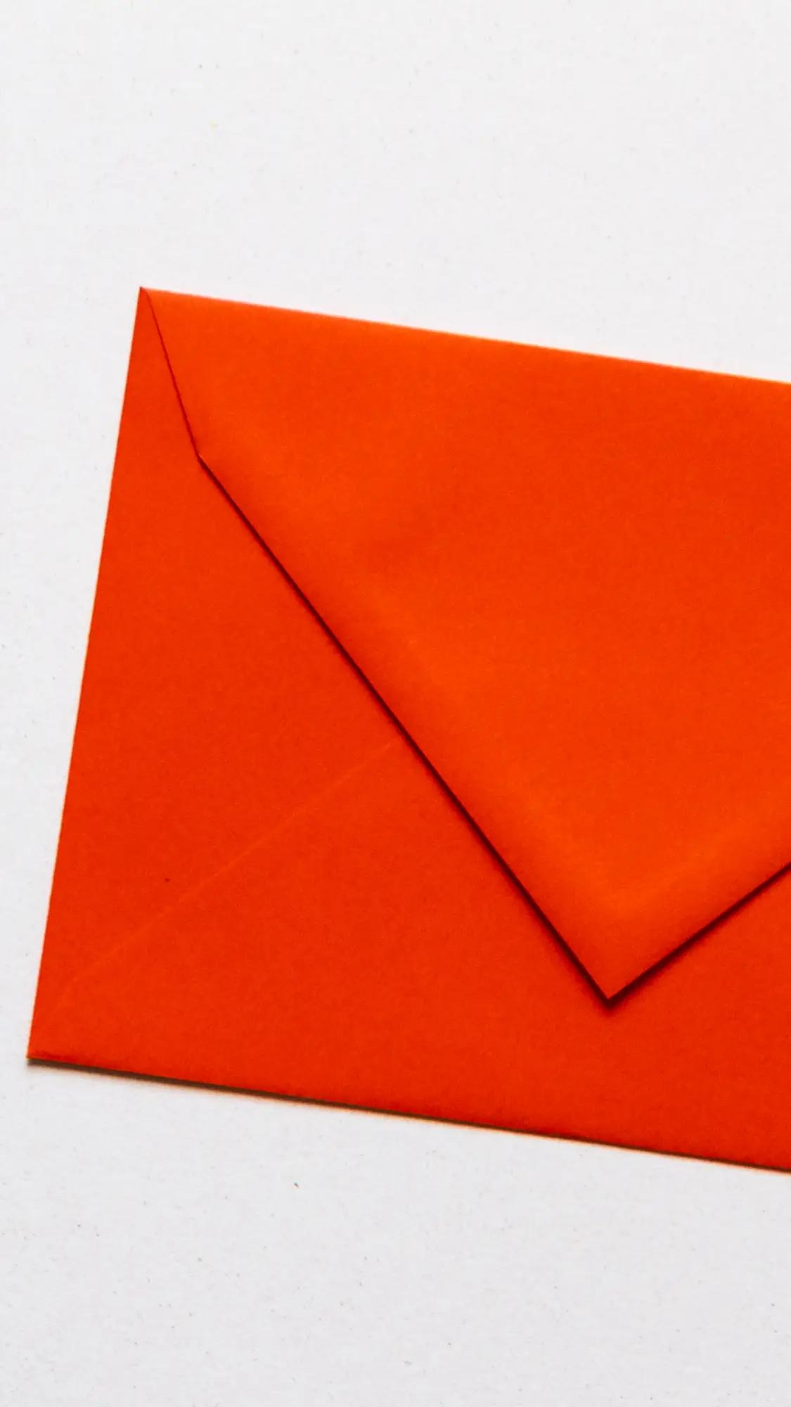 Envelop in de kleur Koraalrood in papiersoort Throphée.