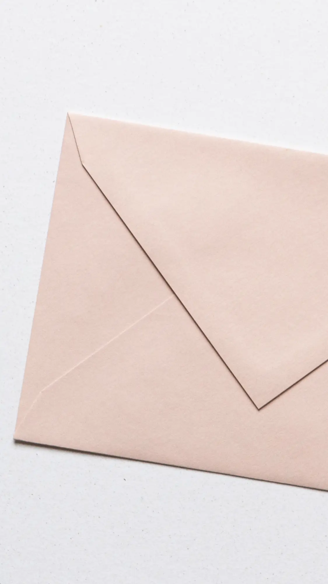 Envelop in de kleur Nude in papiersoort Sirio.