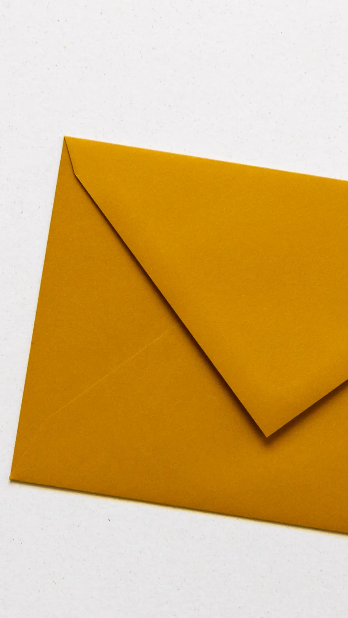 Envelop in de kleur Oker in papiersoort Coloured Fine Papers.