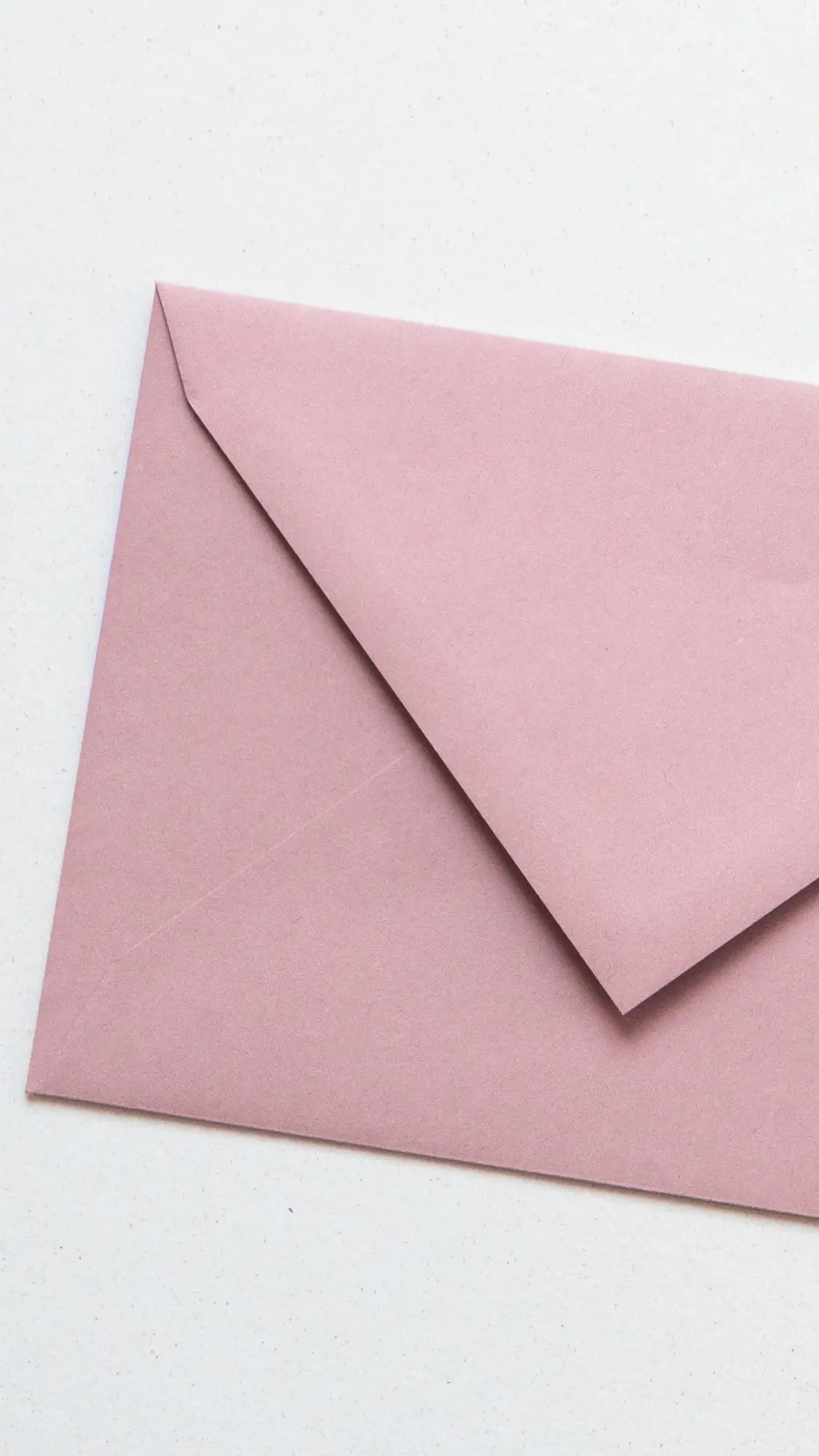 Envelop in de kleur Oudroze in papiersoort Coloured Fine Papers.