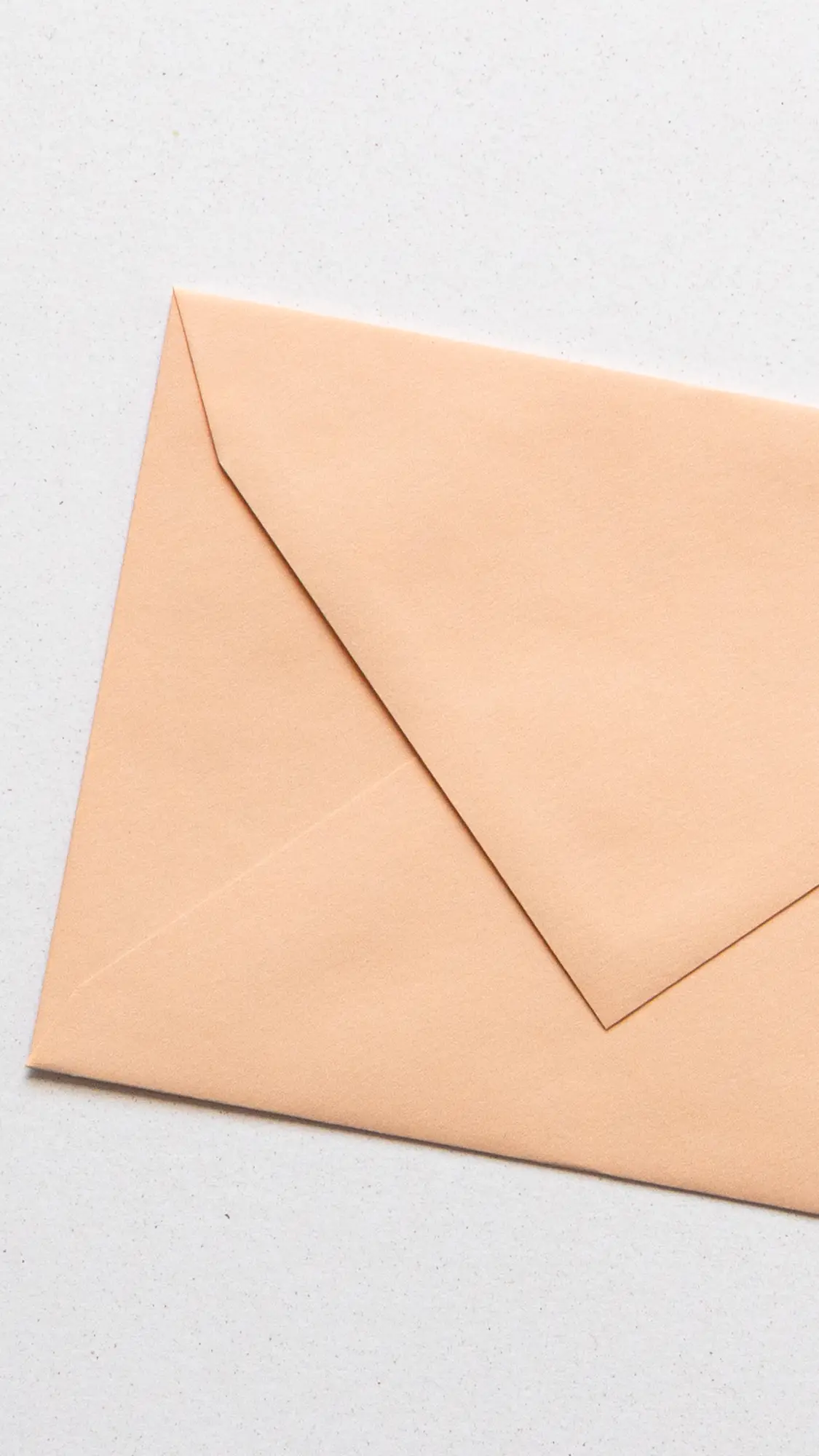 Envelop in de kleur Peach in papiersoort Coloured Fine Papers.