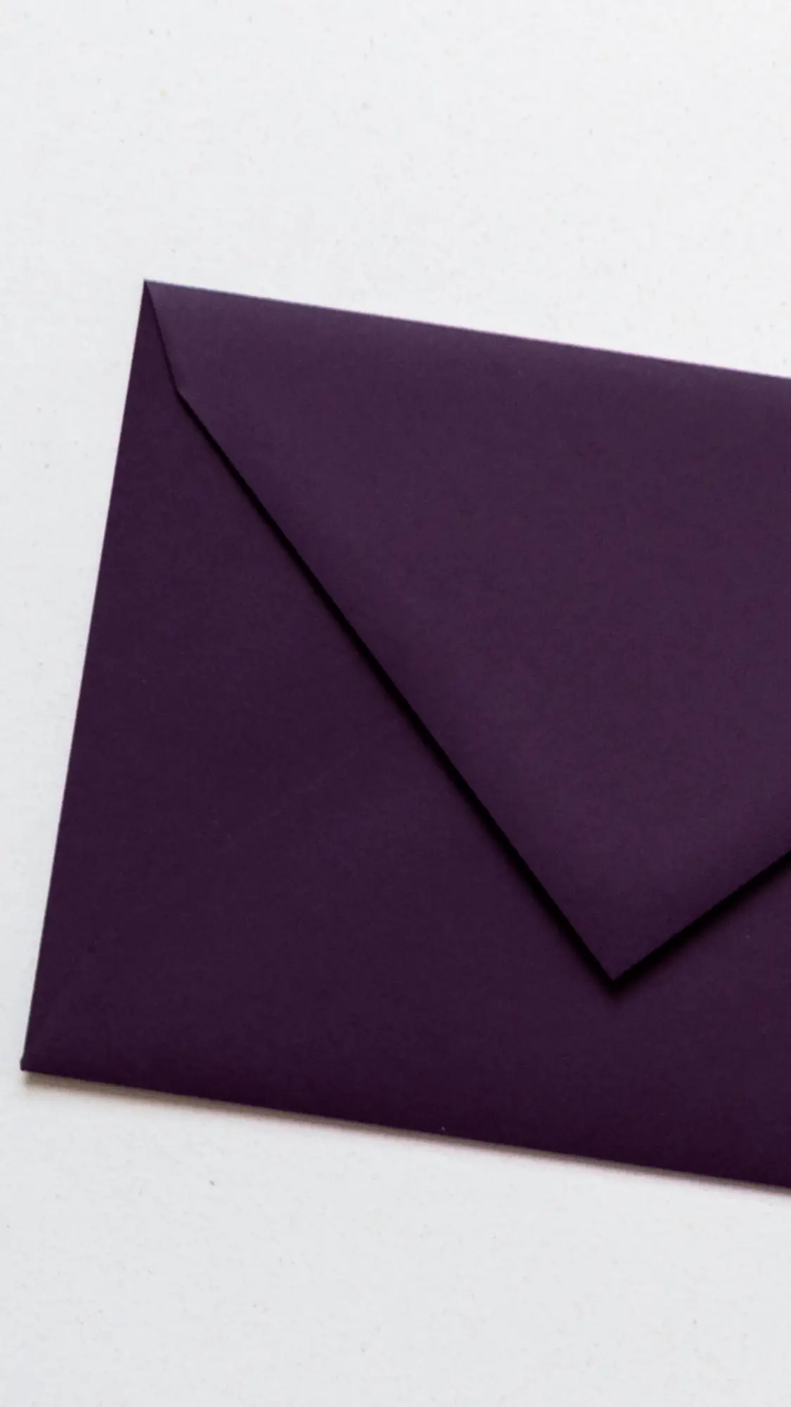 Envelop in de kleur Prune in papiersoort Keaykolour.