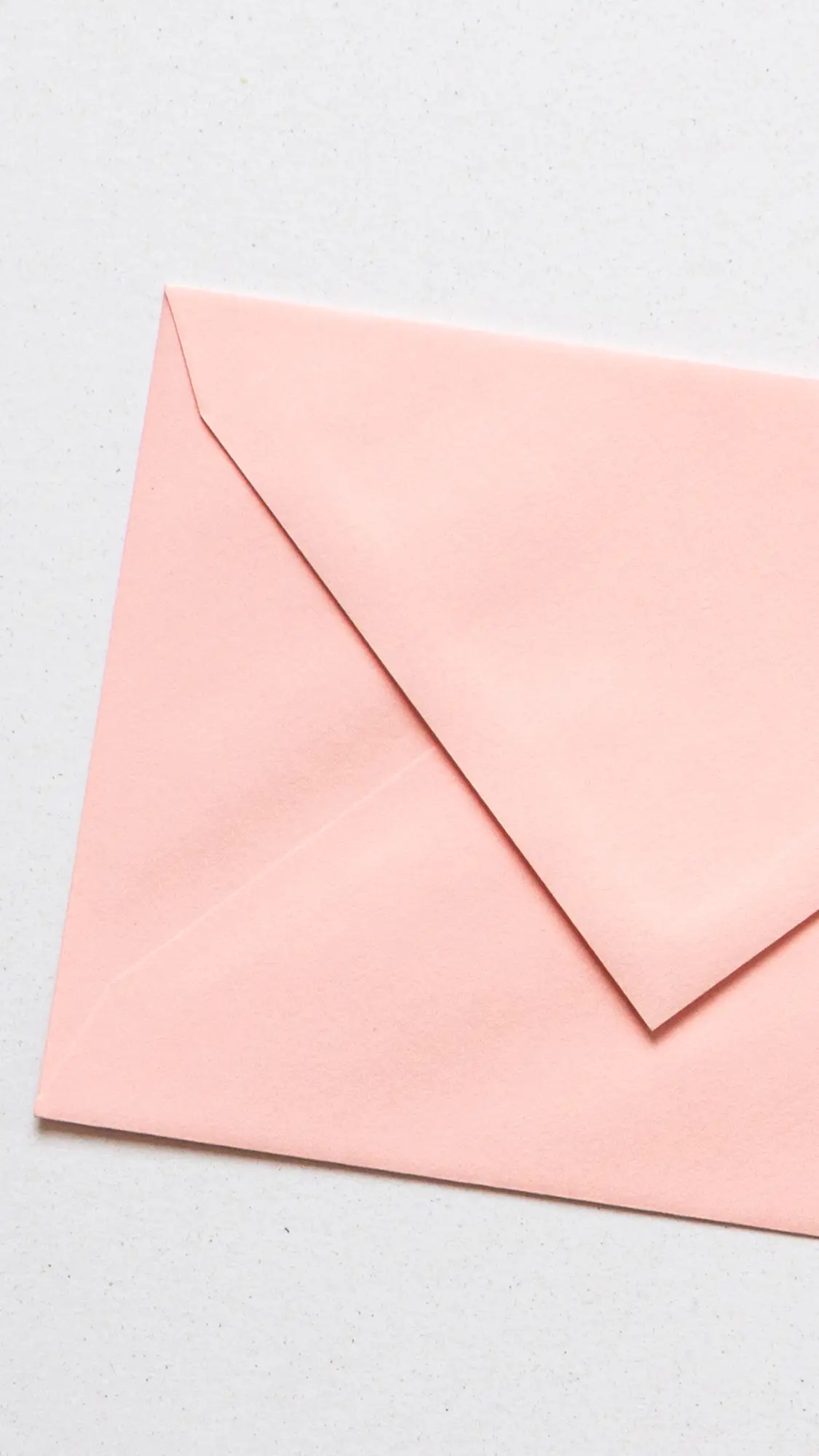 Envelop in de kleur Snoeproos in papiersoort Gmund.