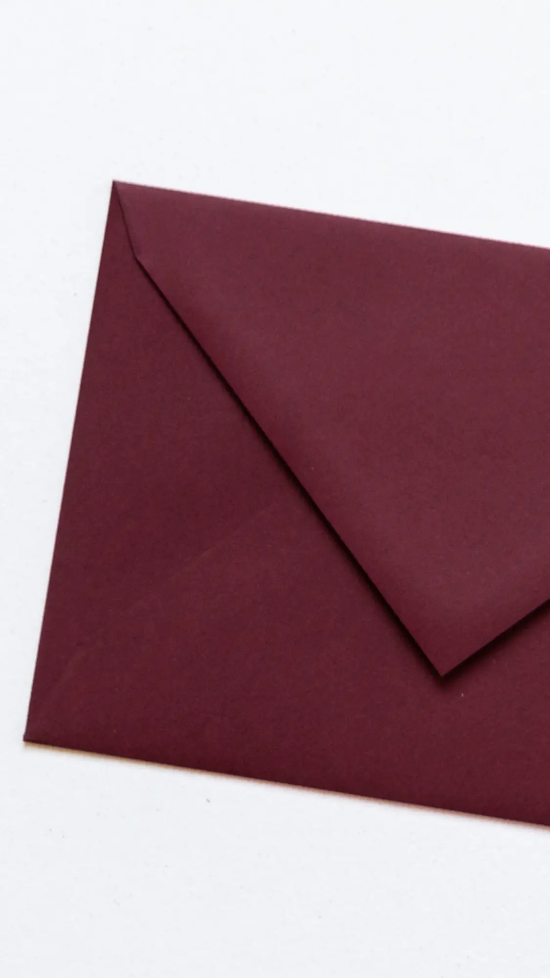 Envelop in de kleur Wijnrood in papiersoort Coloured Fine Papers.