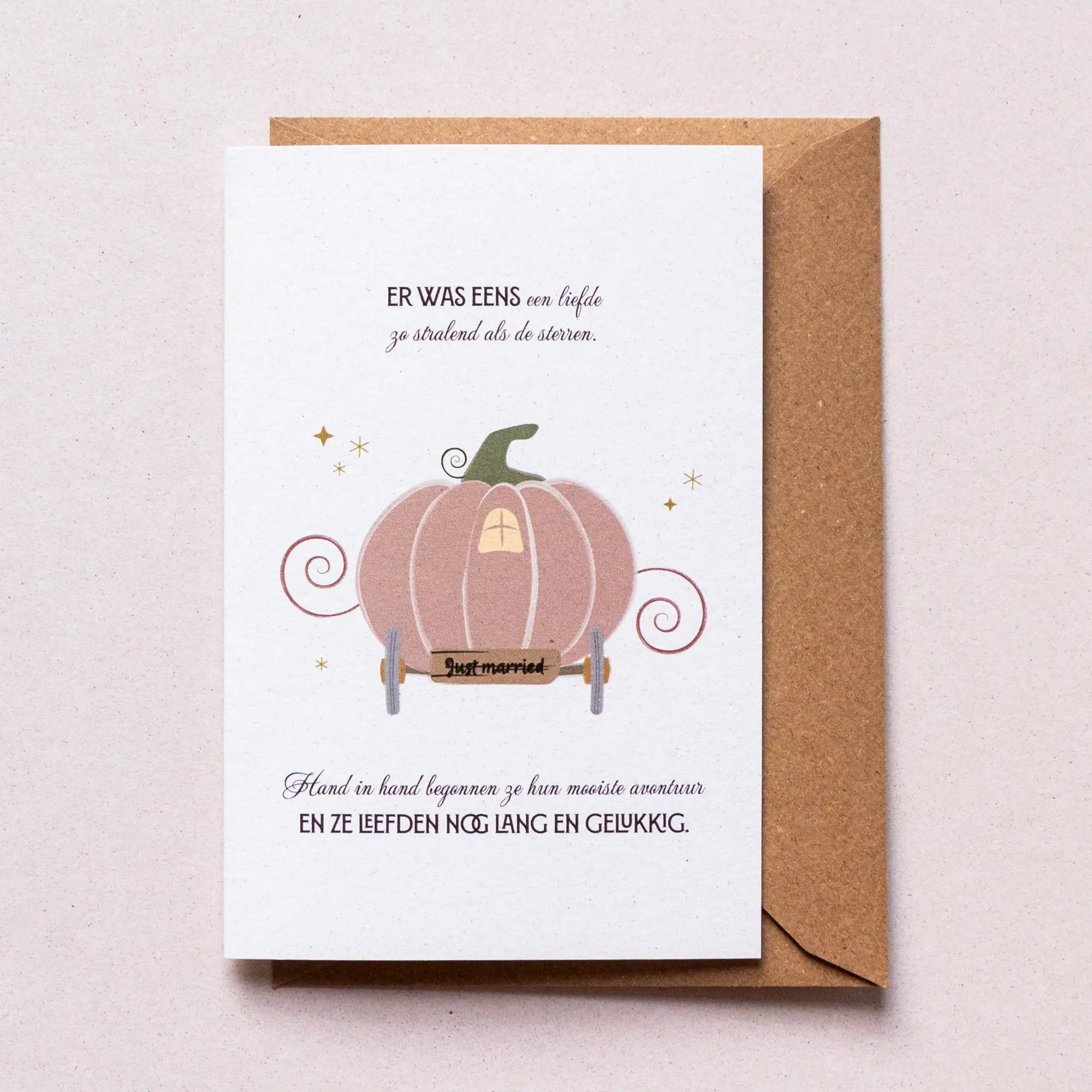 Huwelijkswenskaart Pompoenkoets met illustratie van een pompoen afgbeeld als koets (met wielen eronder) en een houten nummerplaat 'Just married'. De tekst op het kaartje luidt: Er was eens een liefde zo stralend als de sterren. Hand in hand begonnen ze hun mooiste avontuur en ze leefden nog lang en gelukkig.'