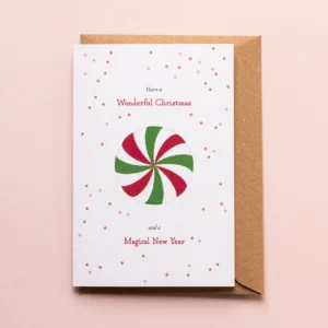 Kerstkaart Sweet Christmas met illustratie van een groot snoepje als centraal element omringd door confetti en de tekst: have a wonderful christmas and a magical new year.