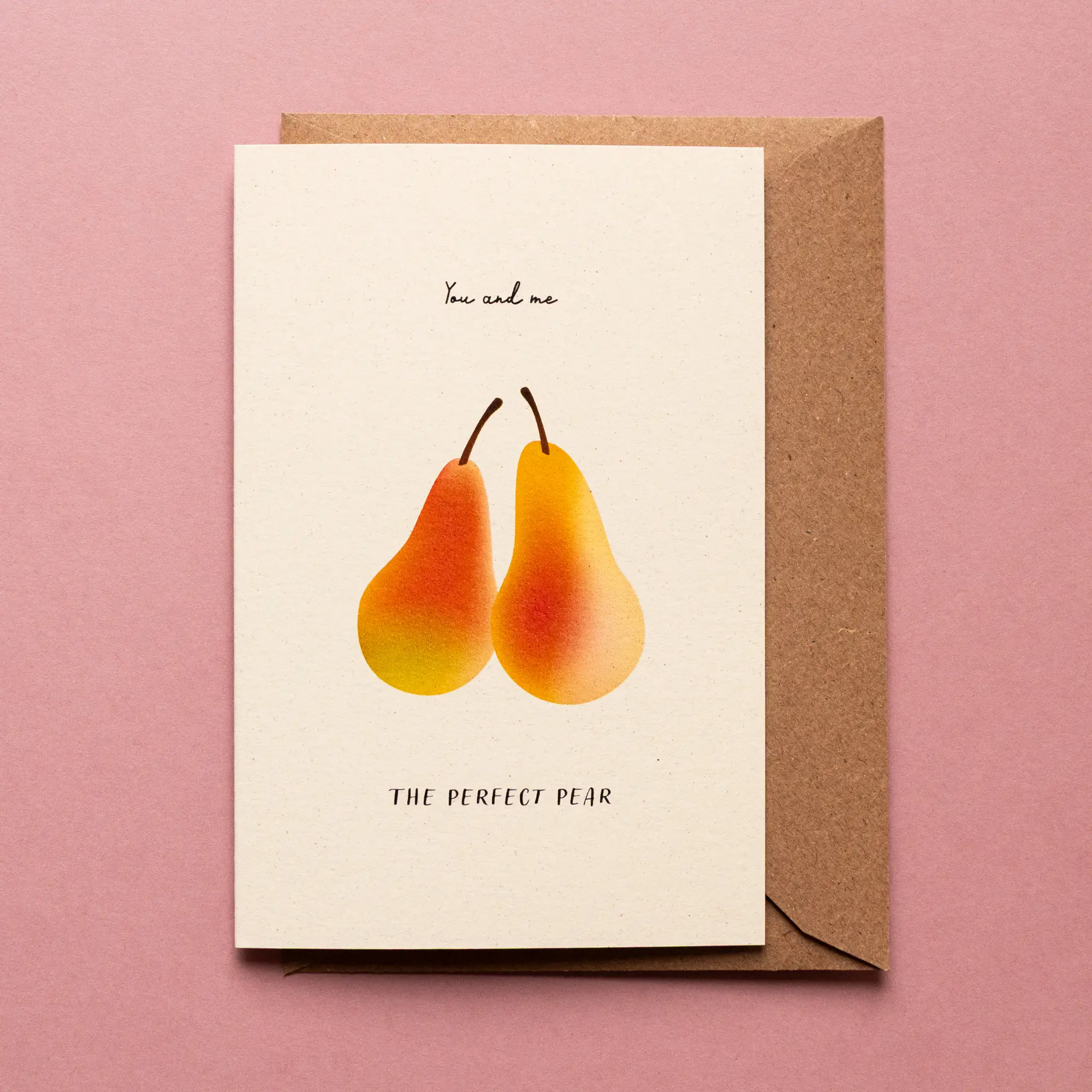 Romantische wenskaart The Perfect Pear met illustratie van twee peren die naar elkaar toe leunen en de tekst: You and me, the perfect pear.