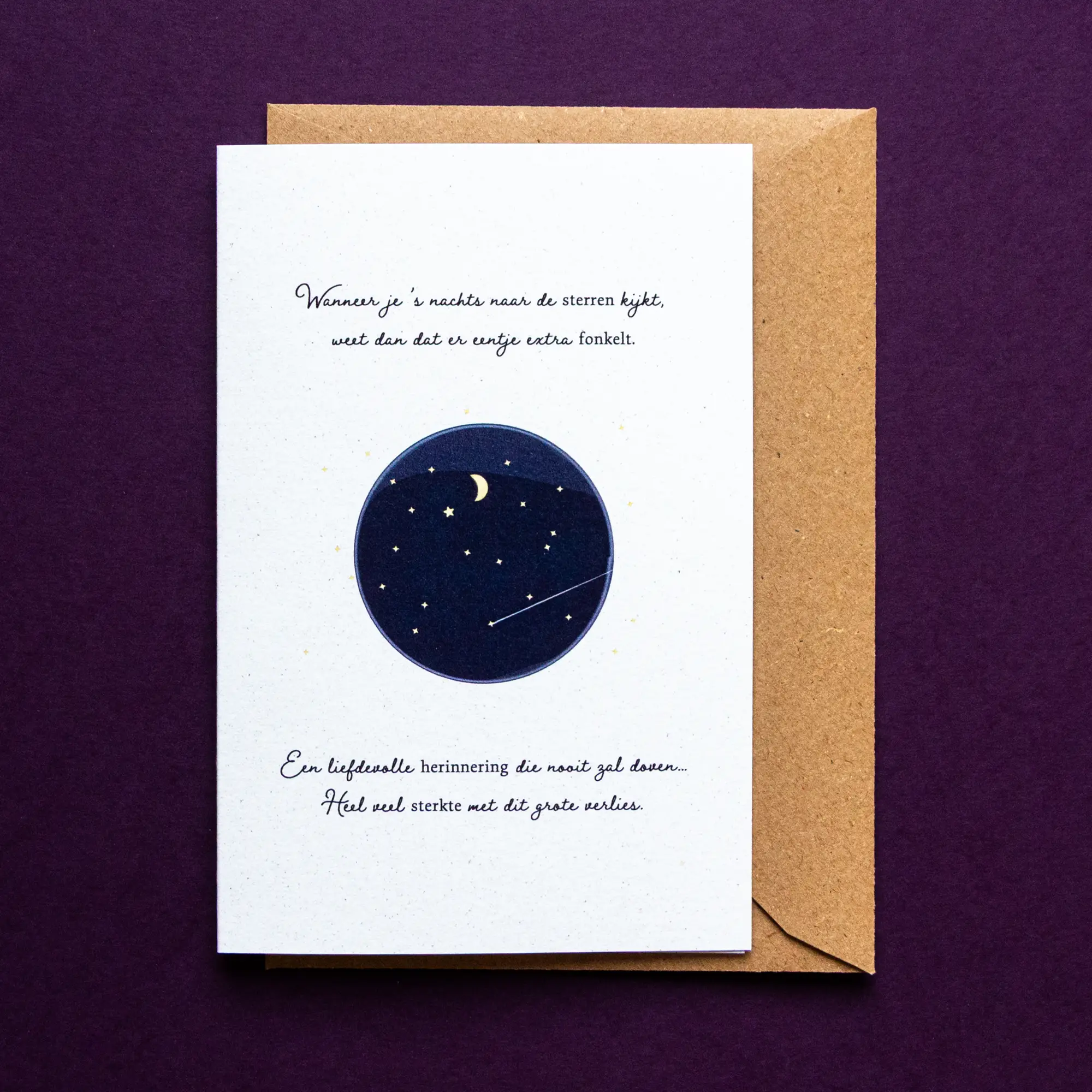 Sterktekaart Liefdevolle herinnering met illustratie van een donkerblauwe sterrenhemel met sterren, een maan, een vallende ster en een ster die wat groter is. De tekst luidt: 'Wanneer je 's nachts naar de sterren kijkt, weet dan dat er eentje extra fonkelt. Een liefdevolle herinnering die nooit zal doven. Heel veel sterkte met dit grote verlies.'